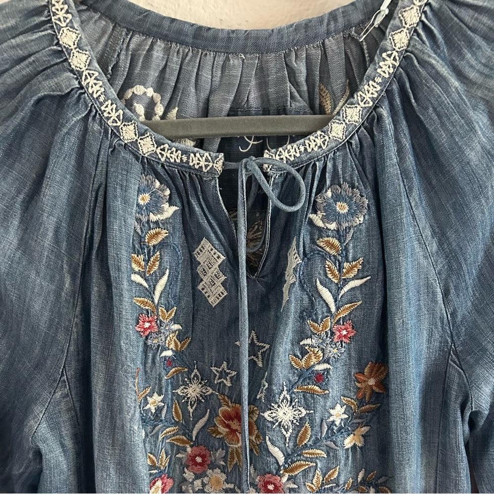 NWT Katie & Kyla Seo Embroidered Chambray Blouse - Picture 4 of 13